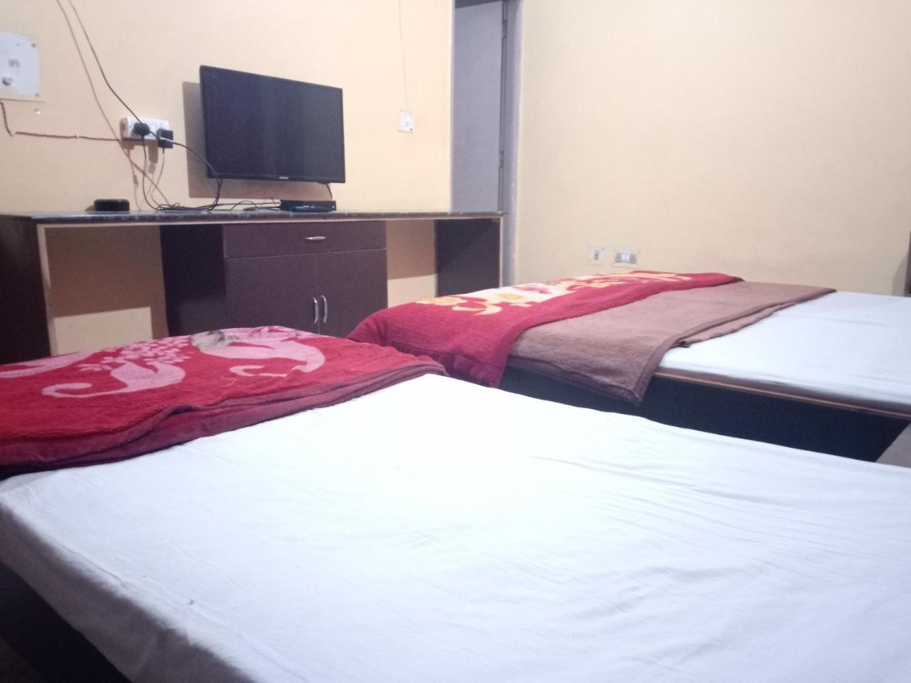 Yash Guest House 01 Minute Walk In Nizamuddin Railway Station New Delhi Exterior photo