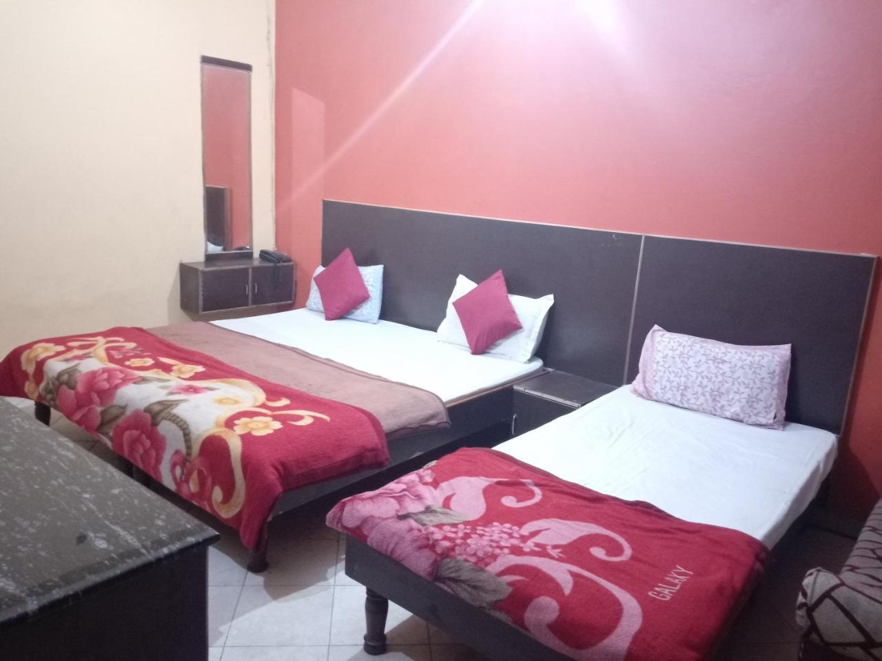 Yash Guest House 01 Minute Walk In Nizamuddin Railway Station New Delhi Exterior photo