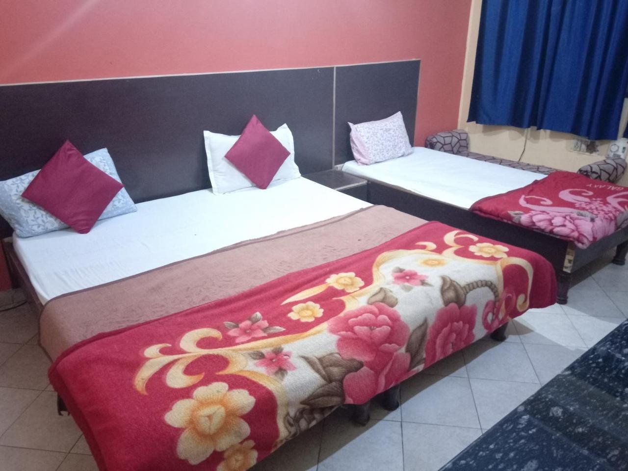 Yash Guest House 01 Minute Walk In Nizamuddin Railway Station New Delhi Exterior photo