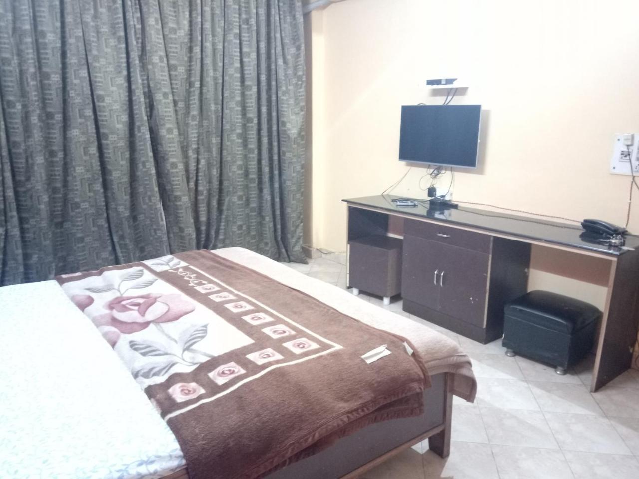 Yash Guest House 01 Minute Walk In Nizamuddin Railway Station New Delhi Exterior photo