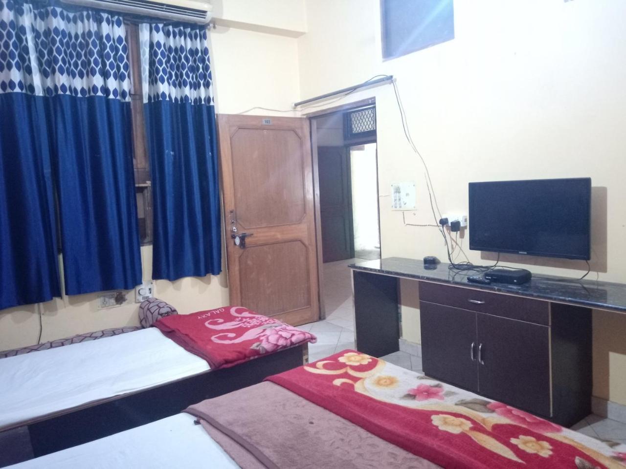 Yash Guest House 01 Minute Walk In Nizamuddin Railway Station New Delhi Exterior photo