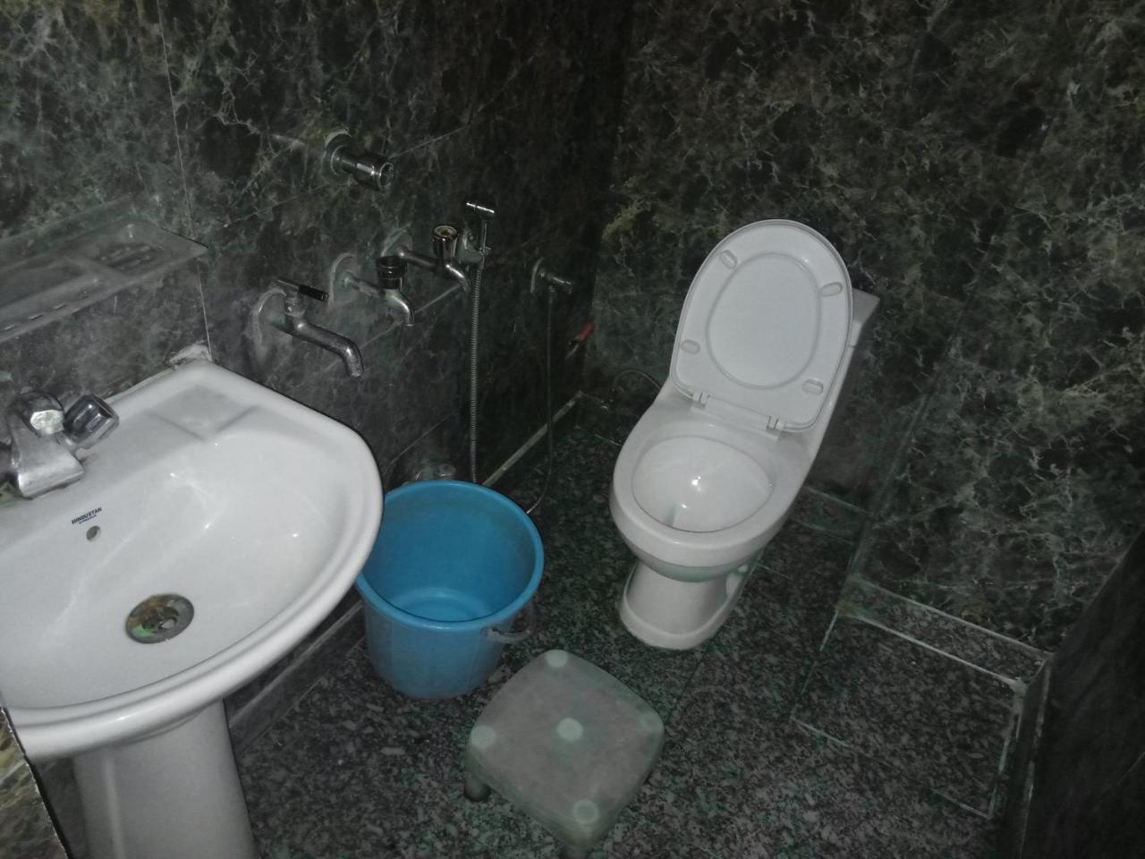 Yash Guest House 01 Minute Walk In Nizamuddin Railway Station New Delhi Exterior photo