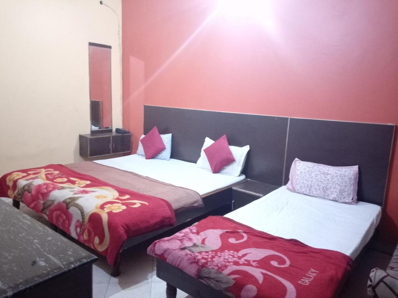 Yash Guest House 01 Minute Walk In Nizamuddin Railway Station New Delhi Exterior photo
