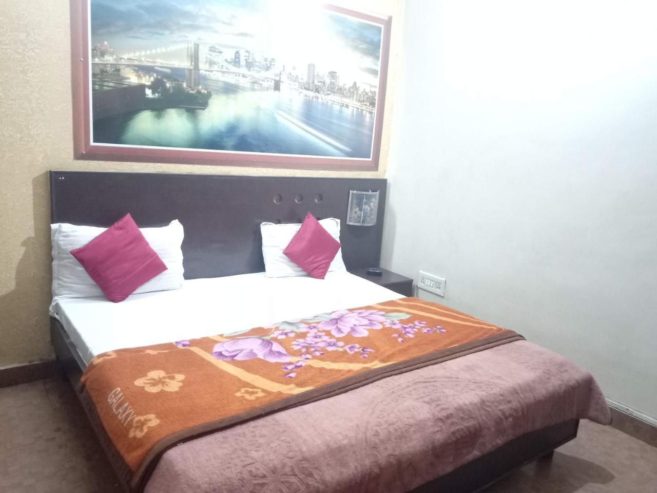 Yash Guest House 01 Minute Walk In Nizamuddin Railway Station New Delhi Exterior photo