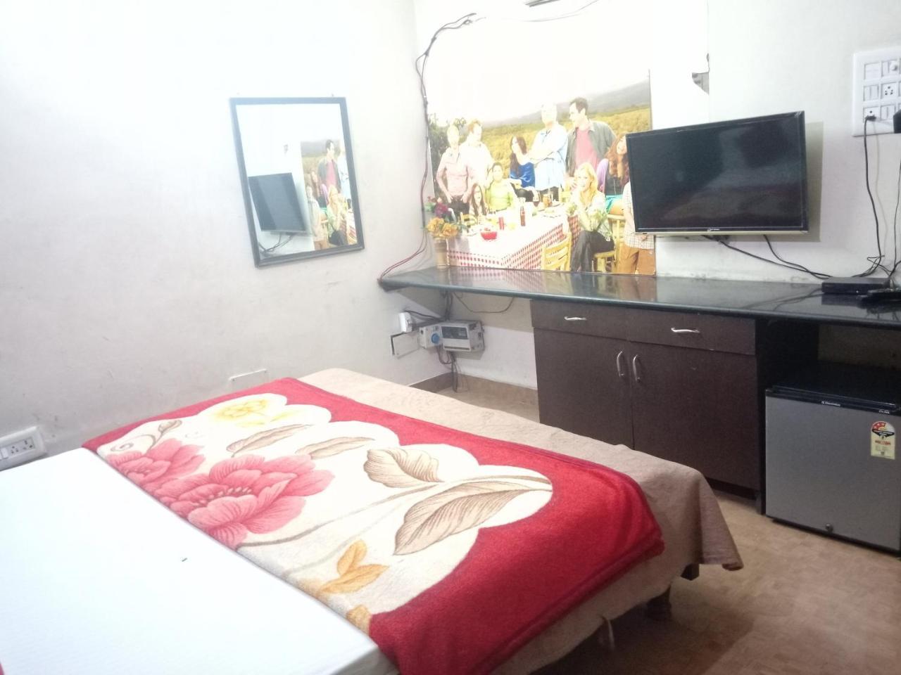 Yash Guest House 01 Minute Walk In Nizamuddin Railway Station New Delhi Exterior photo