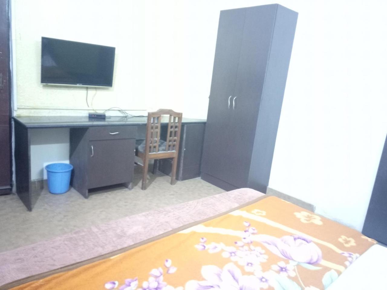 Yash Guest House 01 Minute Walk In Nizamuddin Railway Station New Delhi Exterior photo