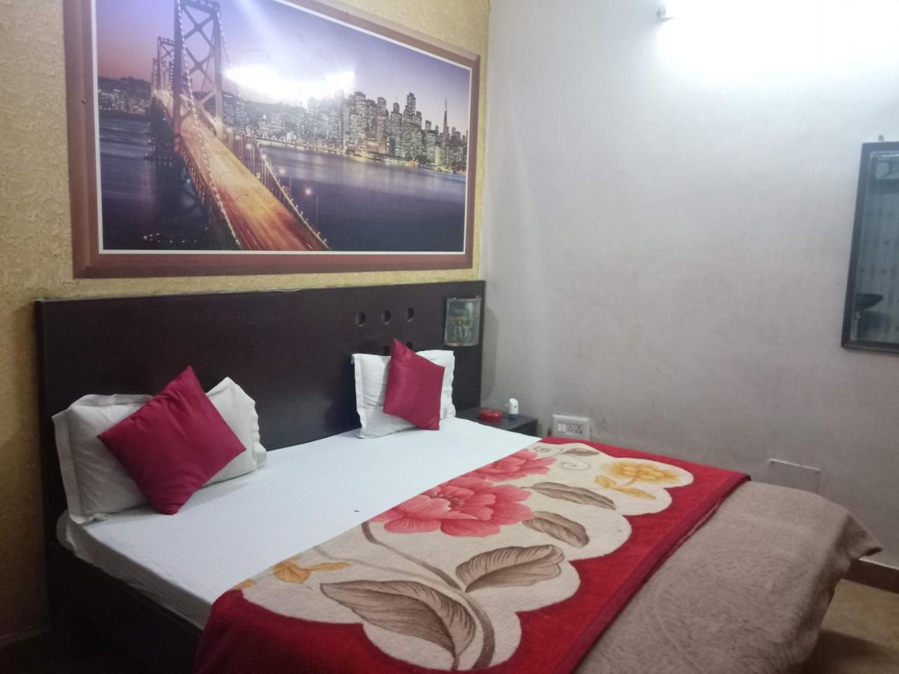Yash Guest House 01 Minute Walk In Nizamuddin Railway Station New Delhi Exterior photo