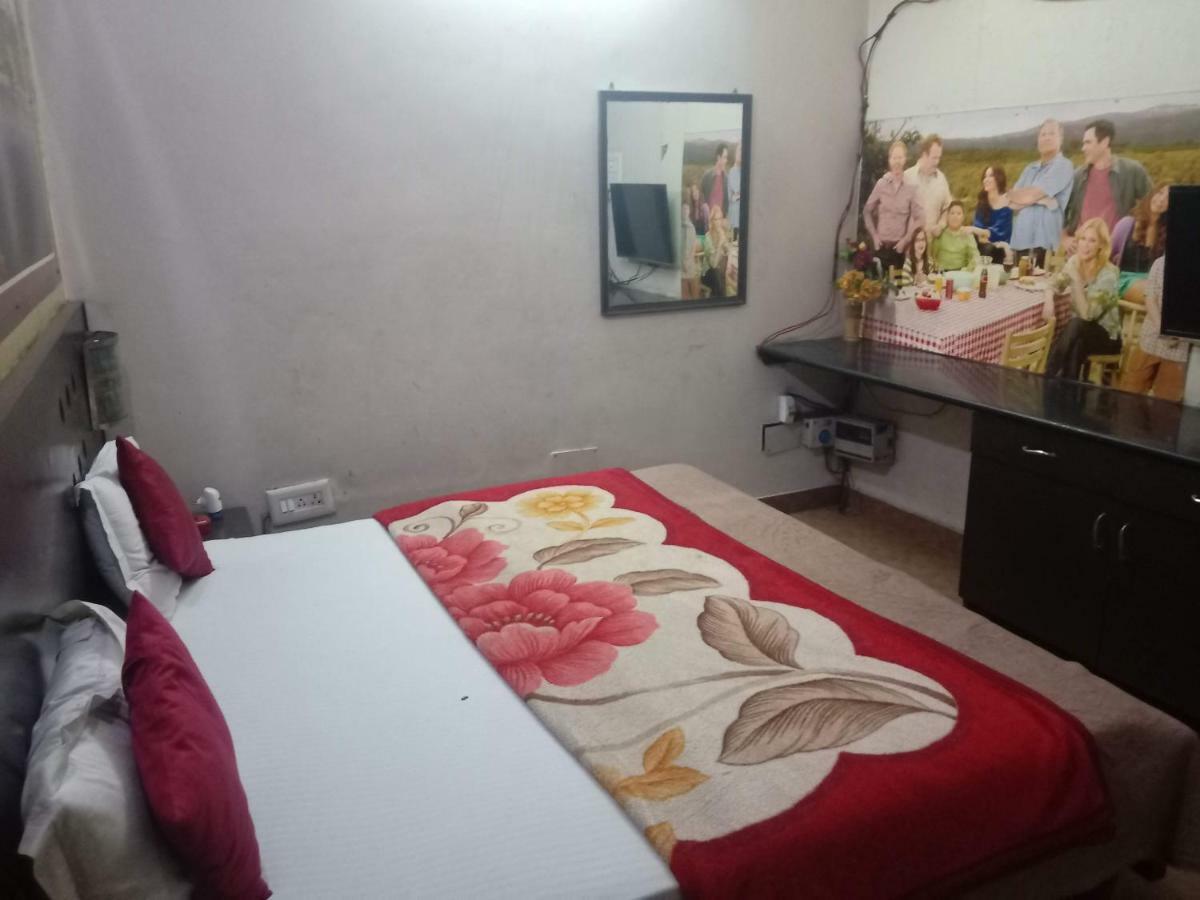 Yash Guest House 01 Minute Walk In Nizamuddin Railway Station New Delhi Exterior photo